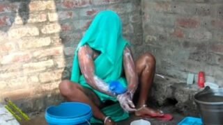 Village aunty soap pottu kulikum nude bathing video