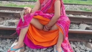 Gramathu desi village aunty train track oramaga sex seikiral