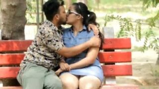 Chennai pennai parkil pesi kiss seithu enjoy panum hot clip