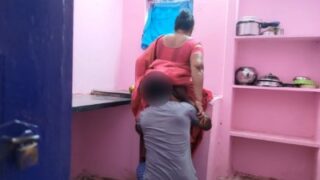 Madurai paiyan pakathu veetu aunty pundai naki ookiraan