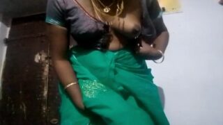 Tirupur local item Aunty sex saree kayati mulai kaatugiraal